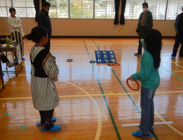 子ども達も輪投げに夢中